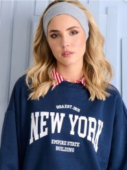 Bluza z napisem New York - granatowy. Niebieskie bluzy Sinsay, l, bez wzorów, bez kaptura. W wyprzedaży za 22.99 zł.