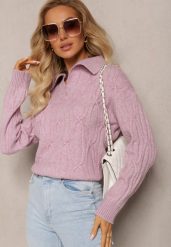 Fioletowy Sweter z Dekoltem w Serek i Ozdobnym Splotem Travissa. Fioletowe swetry Renee, bez wzorów, ze splotem, bez ramiączek. Za 79.99 zł.