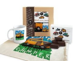 Kamper — paczka (Zawartość paczki: koszulka, torba, kubek, słodycze; Rozmiar koszulki / bluzy: XXL (damska); Kolor koszulki / bluzy: czarny; Rodzaj na. Czarne jeansy nikiniki, s, bez wzorów. Za 189.00 zł.