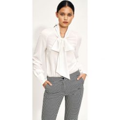 Ecru Bluzka z Ozdobną Szarfą. Brązowe bluzki Nife, xl, bez wzorów, z elastanu, bez kołnierzyka, bez ramiączek. Za 179.90 zł.