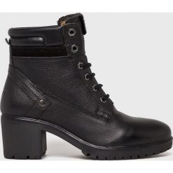 Wrangler - Botki Sierra. Czarne botki Wrangler, bez wzorów, z materiału, z okrągłym noskiem, bez obcasa, na obcasie, bez zapięcia. W wyprzedaży za 239.90 zł.