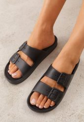 Czarne Klapki z Dwoma Paskami i Klamrami Alexie. Czarne klapki Born2be, bez wzorów, z jeansu, bez obcasa, na płaskiej podeszwie. Za 29.99 zł.