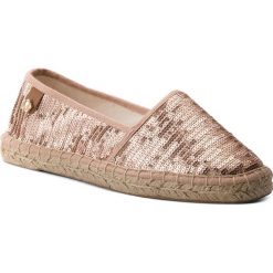 Espadryle TAMARIS - 1-24650-20 Copper Sequins 955. Czerwone espadryle Tamaris, bez wzorów, z materiału, bez obcasa, na płaskiej podeszwie, bez zapięcia. W wyprzedaży za 109.00 zł.
