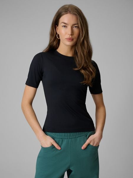 4F T-shirt slim gładki damski - czarny S. Czarne t-shirty 4f, s, bez wzorów, z materiału, bez kołnierzyka, bez ramiączek. W wyprzedaży za 39.99 zł.