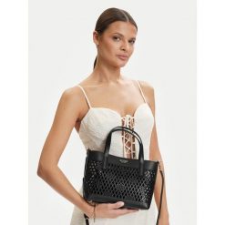 Torebka Guess. Czarne torebki klasyczne Guess, z aplikacjami, bez dodatków. Za 589.99 zł.