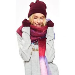 CZAPKA DAMSKA. Czerwone czapki TROLL, bez wzorów, z dzianiny. W wyprzedaży za 14.99 zł.