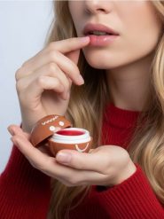 Balsam do ust z nadrukiem piernika - brązowy. Balsamy do ust Sinsay. Za 7.99 zł.