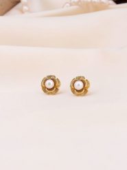 Pierres de Jade Pozłacane kolczyki-wkrętki z perłami rozmiar: onesize. Białe kolczyki Pierres de Jade, z perłą, pozłacane. Za 86.99 zł.