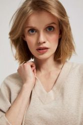 Bluza z dekoltem w serek piaskowa. Bluzy MOODO, xs, bez wzorów, z bawełny, bez kaptura. W wyprzedaży za 44.99 zł.