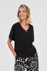 Wiskozowa koszula czarna. Czarne koszule MOODO, l, bez wzorów, z wiskozy, bez kołnierzyka, bez ramiączek. Za 109.99 zł.