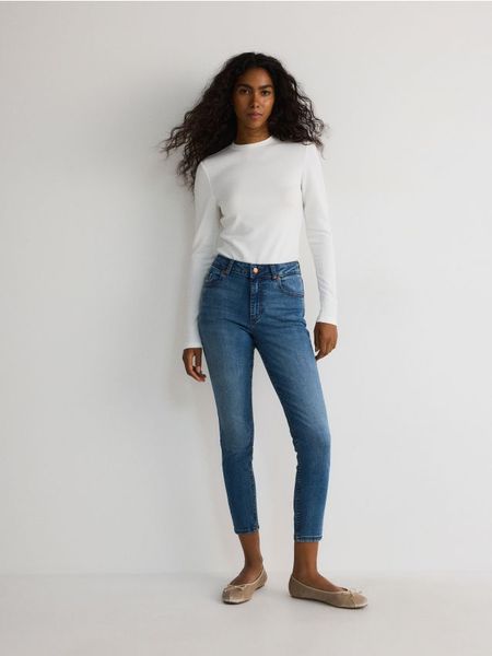 Jeansy typu sculpt - niebieski. Niebieskie jeansy Reserved, bez wzorów, z obniżonym stanem. W wyprzedaży za 49.99 zł.