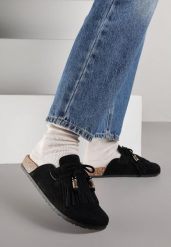 Czarne Klapki Mule z Imitacji Zamszu Zdobione Koralikami i Frędzlami Elwedena. Czarne klapki Born2be, z aplikacjami, z jeansu, bez obcasa, na płaskiej podeszwie. Za 79.99 zł.