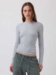 GAP Koszulka w kolorze jasnoszarym rozmiar: S. Szare bluzki GAP, s, bez wzorów, ze splotem, bez kołnierzyka, bez ramiączek. Za 79.77 zł.