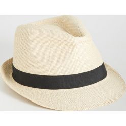 Pleciony kapelusz ze wstążką - Kremowy. Kapelusze marki Sinsay. Za 14.99 zł.