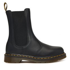Sztyblety Dr. Martens. Czarne botki Dr. Martens, bez wzorów, bez obcasa, na płaskiej podeszwie, bez zapięcia. Za 989.99 zł.