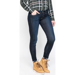 Pepe Jeans - Jeansy Cher. Niebieskie jeansy Pepe Jeans, bez wzorów, z obniżonym stanem. W wyprzedaży za 159.90 zł.