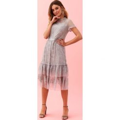 KORONKOWA SUKIENKA Z HAFTAMI. Szare sukienki TOP SECRET, na lato, z aplikacjami, z koronki, eleganckie, bez kołnierzyka, bez ramiączek, mini. W wyprzedaży za 99.99 zł.