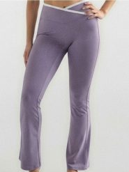 Legginsy flare z kontrastową lamówką - fioletowy. Fioletowe legginsy Sinsay, l, bez wzorów. Za 49.99 zł.