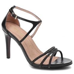 Sandały damskie Tamaris, wykonane ze skóry naturalnej licowej z paskami zdobionymi drobnymi kryształkami regulowanym zapięciem na klamrę i jednolitą. Czarne sandały Tamaris, z aplikacjami, z materiału, eleganckie, bez obcasa, na obcasie, bez zapięcia. Za 299.00 zł.