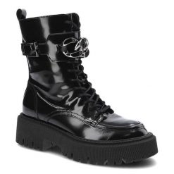 Botki damskie Chebello, cholewka wykonana ze skóry naturalnej lakierowanej sznurowanie z przodu pasek z metalowym łańcuchem zapięcie na klamrę i suwa. Czarne botki CheBello, bez wzorów, z lakierowanej skóry, bez obcasa, na platformie, bez zapięcia. Za 325.00 zł.