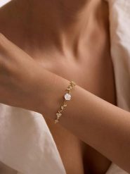 Lodie Silver Pozłacana bransoletka z elementami ozdobnymi rozmiar: onesize. Białe bransoletki Lodie Silver, z cyrkonią, pozłacane. Za 173.99 zł.