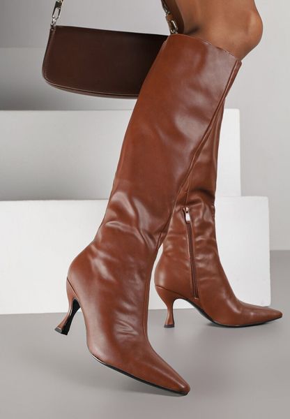 Brązowe Marszczone Kozaki Vices na Obcasie Typu Kaczuszka Miomadia. Brązowe kozaki Renee, bez obcasa, na obcasie, bez zapięcia. Za 149.99 zł.