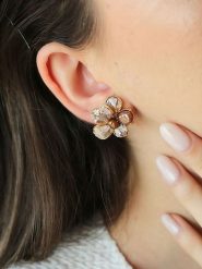 L'Atelier de Gaia Pozłacane kolczyki-wkrętki rozmiar: onesize. Brązowe kolczyki L'Atelier de Gaia, z perłą, pozłacane. Za 69.99 zł.