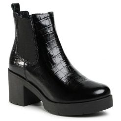 Botki Lasocki. Czarne botki Lasocki, bez wzorów, bez obcasa, na słupku, bez zapięcia. Za 111.99 zł.