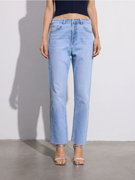 Jeansy straight - niebieski. Niebieskie jeansy Reserved, bez wzorów. W wyprzedaży za 39.99 zł.