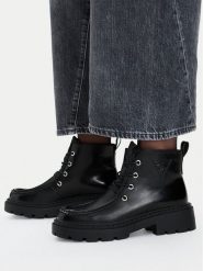 Guess Jeans Trzewiki CEO-HY5389S-8 Czarny. Czarne botki Guess Jeans, z aplikacjami, z jeansu, bez obcasa, na płaskiej podeszwie, bez zapięcia. Za 279.99 zł.