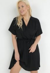 Czarna Sukienka z Kopertowym Dekoltem Wiązanym Paskiem i Gumką w Pasie Vung. Czarne sukienki Born2be, l, bez wzorów, bez kołnierzyka, bez ramiączek, mini, kopertowe. Za 99.99 zł.