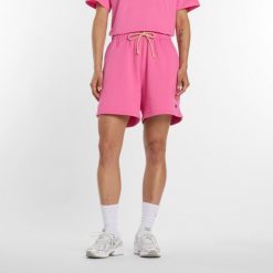 Spodenki damskie New Balance WS41508AAC – różowe. Czerwone szorty New Balance, bez wzorów, z bawełny, klasyczne, z podwyższonym stanem. Za 279.99 zł.