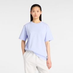 Koszulka damska New Balance WT41501DYK – fioletowa. Fioletowe bluzki New Balance, m, bez wzorów, z materiału, eleganckie, bez kołnierzyka, bez ramiączek. Za 169.99 zł.