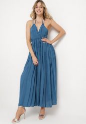 Granatowa Sukienka Wiskozowa Rozkloszowana z Wiązaniem na Szyi Frines. Niebieskie sukienki Born2be, na imprezę, z aplikacjami, z wiskozy, eleganckie, bez kołnierzyka, bez ramiączek, maxi, rozkloszowane. Za 64.99 zł.