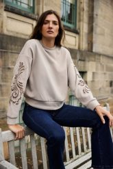 Bluza z ozdobnymi rękawami beżowa. Brązowe bluzy MOODO, l, bez wzorów, z elastanu, bez kaptura. Za 139.99 zł.