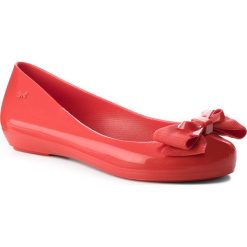 Baleriny ZAXY - Bow IV Fem 82530 Red 01371 BB285006 02064. Czerwone baleriny Zaxy, bez wzorów, z tworzywa sztucznego, bez obcasa, na płaskiej podeszwie. W wyprzedaży za 149.00 zł.