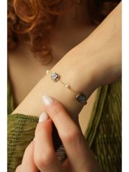 Pierres delicates Pozłacana bransoletka z labradorytami rozmiar: onesize. Niebieskie bransoletki Pierres delicates, z labradorytem, pozłacane. Za 63.95 zł.