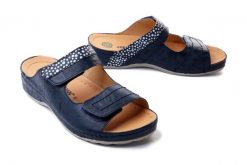 DR. BRINKMANN 700048-05 blau, klapki profilaktyczne damskie. Niebieskie klapki Dr. Brinkmann, bez wzorów, ze skóry, bez obcasa. Za 349.90 zł.