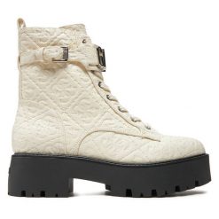 Botki Guess. Białe botki Guess, z aplikacjami, bez obcasa, na płaskiej podeszwie, bez zapięcia. Za 879.99 zł.