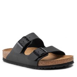 Klapki Birkenstock. Czarne klapki Birkenstock, bez wzorów, bez obcasa. Za 329.99 zł.
