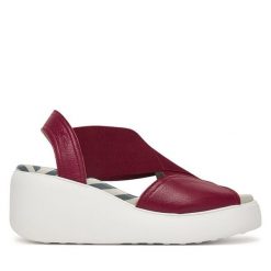 Sandały Fly London. Czerwone sandały Fly London, bez wzorów, bez obcasa, na koturnie, bez zapięcia. Za 547.99 zł.