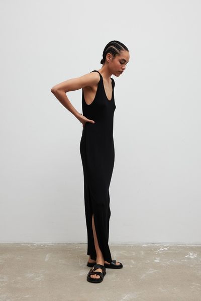 Sukienka maxi z rozcięciami w kolorze BLACK - SUNSET-S/M. Czarne sukienki Marsala, na co dzień, na lato, m, bez wzorów, z jeansu, eleganckie, bez kołnierzyka, bez ramiączek, maxi, proste. Za 259.90 zł.