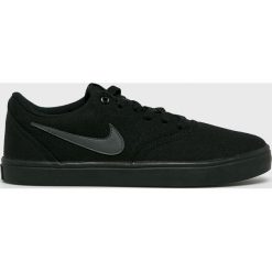 Nike - Tenisówki SB Check Solar Cnvs. Czarne trampki Nike, bez wzorów, z gumy, bez zapięcia. W wyprzedaży za 199.90 zł.