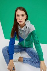 Bluza z kapturem zielona. Zielone bluzy MOODO, xs, bez wzorów, z bawełny, z kapturem. W wyprzedaży za 67.49 zł.