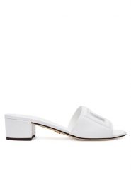 Dolce&Gabbana Klapki CR1755 AY329 Biały. Białe klapki Dolce&Gabbana, bez wzorów, ze skóry, bez obcasa. Za 2,799.00 zł.
