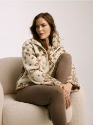 Bluza z imitacji baranka - złamana biel. Bluzy Reserved, l, bez wzorów, bez kaptura. Za 129.99 zł.