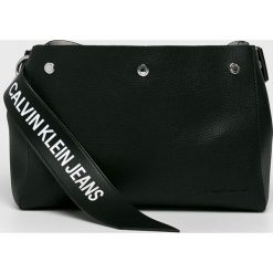 Calvin Klein Jeans - Torebka. Czarne torby na ramię Calvin Klein Jeans, bez wzorów, z jeansu, casualowe, na ramię, średnie, bez dodatków. W wyprzedaży za 429.90 zł.