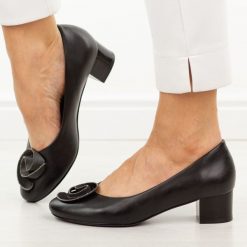 Czarne czółenka damskie na obcasie Potocki 12769. Czarne czółenka POTOCKI, bez wzorów, z materiału, z okrągłym noskiem, bez obcasa, na obcasie, bez zapięcia. Za 189.00 zł.