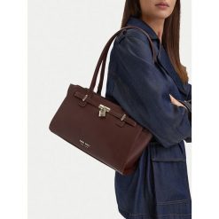 Torebka Nine West. Brązowe torebki klasyczne Nine West, bez wzorów, bez dodatków. Za 279.99 zł.