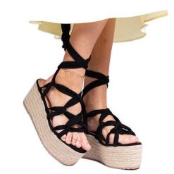 Czarne sandały espadryle na wysokiej platformie. Czarne sandały bez wzorów, ze skóry ekologicznej, eleganckie, z okrągłym noskiem, bez obcasa, na platformie, bez zapięcia. Za 86.24 zł.